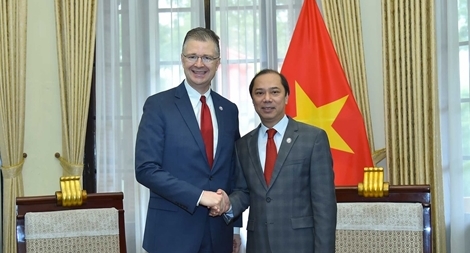 Tặng Đại sứ Hoa Kỳ Daniel Kritenbrink Huân chương hữu nghị 