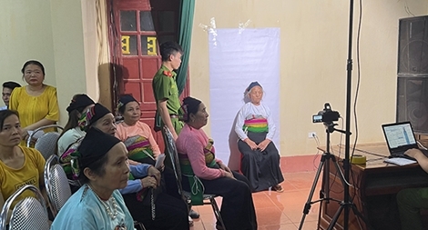 Thuê xe khách chở người dân vùng xa đi cấp thẻ CCCD