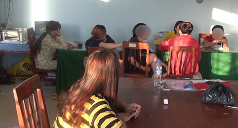 8 thiếu nữ được giải cứu từ "động quỷ" như thế nào?