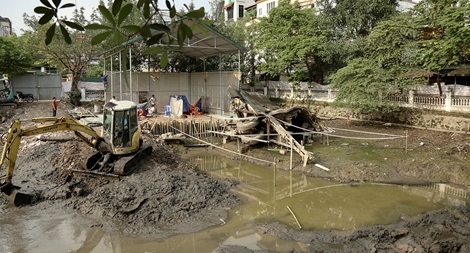 Cận cảnh tu sửa hồ chứa xác pháo đài bay B52 ở Hà Nội