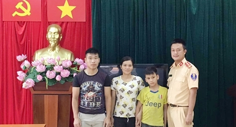 Chiến sĩ CSGT giúp bé trai đi lạc tìm lại bố mẹ