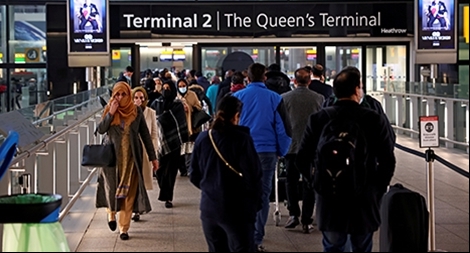 Anh: Sử dụng ứng dụng theo dõi sức khoẻ kiểm soát dịch COVID-19