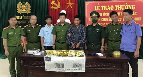 Vây bắt đối tượng "ôm" 5kg ma tuý đá từ Lào vào Việt Nam