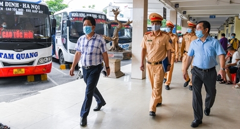 CSGT kiểm tra bến xe khách trước kỳ nghỉ lễ 30/4 - 1/5