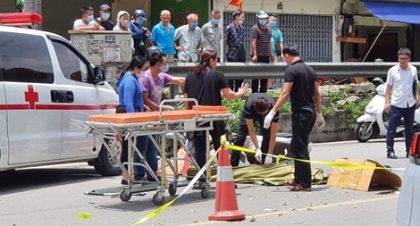 Va chạm với xe tải, nữ sinh viên ngồi sau xe máy tử vong 