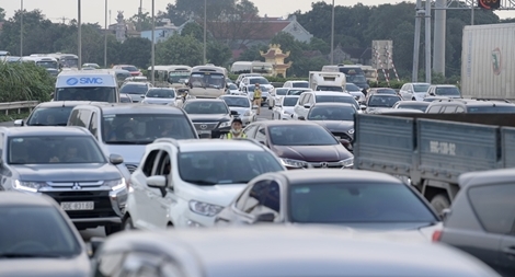 Cao tốc Pháp Vân - Cầu Giẽ: Dòng xe như nêm nối đuôi nhau