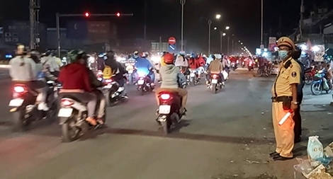 Cầu Rạch Miễu ken đặc ô tô và xe máy