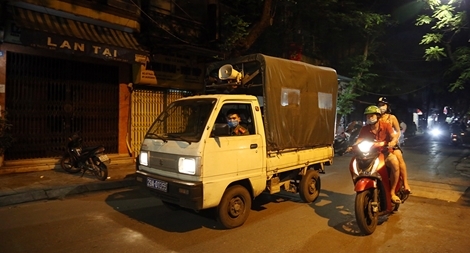 Hàng quán Hà Nội dọn bàn xếp ghế sau lệnh tạm dừng hoạt động