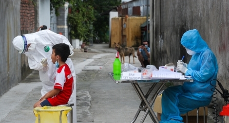 Bắt đầu lấy mẫu xét nghiệm người dân thôn Lỗ Giao