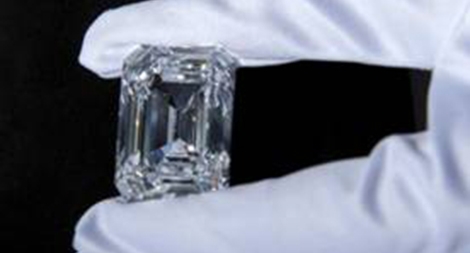 Bán đấu giá viên kim cương trắng cực lớn