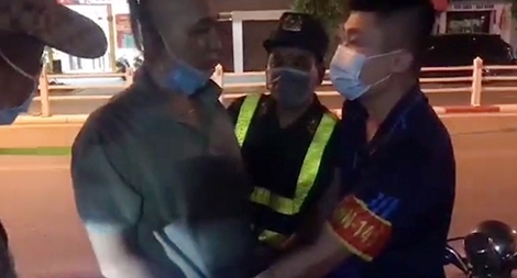 Gã đàn ông đầu tóc “sành điệu” lộ ra ma túy tại chốt 141