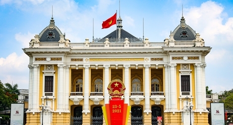 Bắc Bộ duy trì nắng nóng, Nam Bộ trời mưa giông