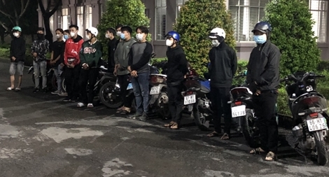 CSGT vây bắt nhóm quái xế tụ tập đua xe trên Quốc lộ