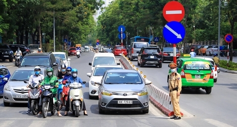 Nóng 40 độ, Hà Nội hầm hập cả ngày lẫn đêm