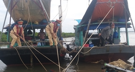 Cảnh sát đường thủy cứu sống thuyền viên rơi xuống biển