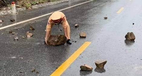 CSGT đội mưa dọn đá sạt lở trên Quốc lộ