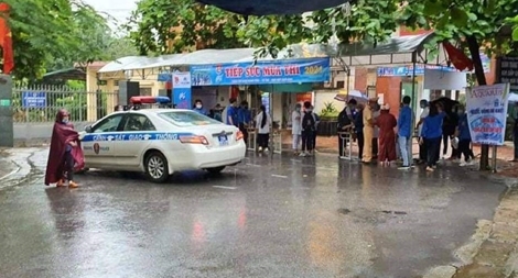 CSGT giúp 2 mẹ con thí sinh hỏng xe, nam sinh nhầm địa điểm thi đến thi đúng giờ