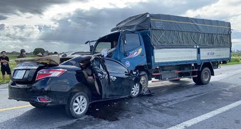 Xe con và xe tải đấu đầu, 3 người tử vong