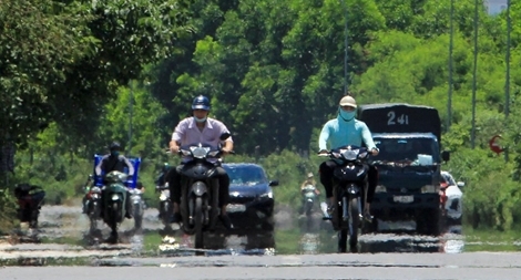 Nắng nóng 41 độ C "bủa vây" Hà Nội