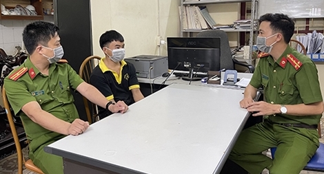 Vất vưởng mưu sinh, cậu bé được giúp tiền và có việc làm khi gặp Công an đi tuần