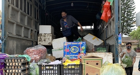 Người phụ nữ trốn thùng xe tải để tránh khai báo y tế