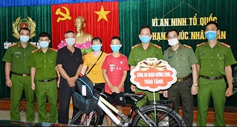 Tặng xe đạp cho cháu bé đạp xe từ Hà Giang về Hải Phòng thăm mẹ