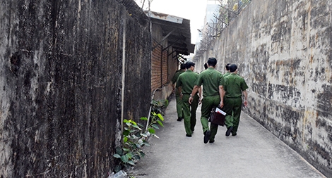 Vào trại giam viết báo