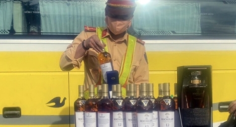 CSGT bắt giữ xe khách vận chuyển rượu lậu lúc rạng sáng