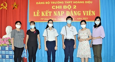 Trước ngày thi tốt nghiệp, 10 học sinh được kết nạp Đảng