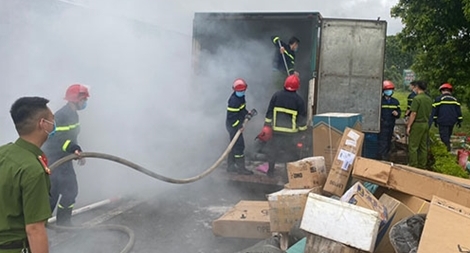 Hàng chục lính cứu hỏa chữa cháy xe chở bưu phẩm