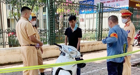 Gặp 141, con nghiện nắm chặt ma túy trong tay tìm cách phi tang