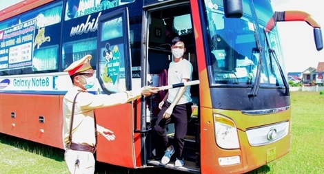 Xe khách chở 20 người về từ vùng dịch chưa khai báo, xét nghiệm