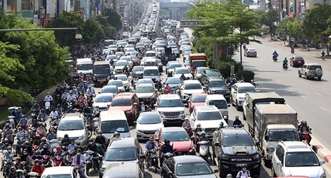 Nhiều tuyến phố Hà Nội vẫn đông nghịt người sau công điện 15