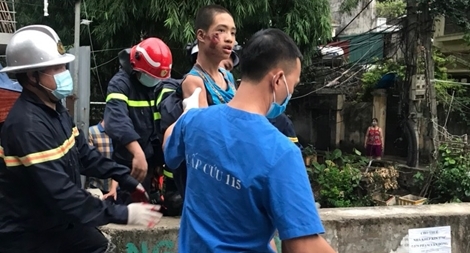 Nghẹt thở giải cứu bé trai bị mắc kẹt giữa khe tường hơn 1 ngày trời