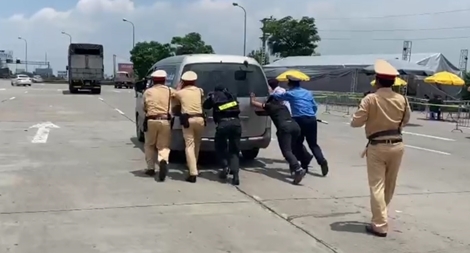 Chốt kiểm dịch COVID-19 giúp người dân gặp sự cố 