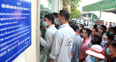 Hàng trăm người dân chen chân xét nghiệm COVID-19 