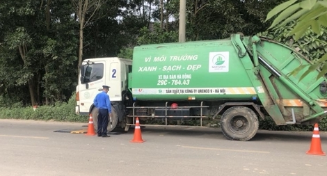 Hà Nội tăng cường xử lý xe chở vật liệu rơi vãi ra đường