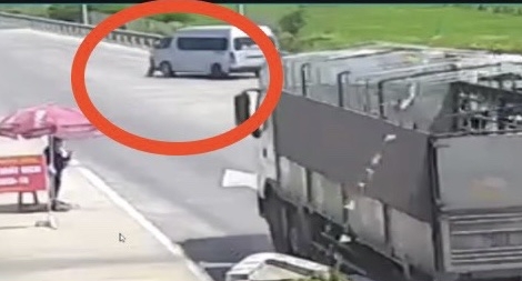 Khởi tố tài xế ủi xe vào CSGT để vượt chốt kiểm dịch 