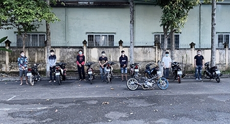 Nhóm quái xế nhen nhóm tụ tập đua xe thì bị CSGT trấn áp