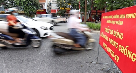 Hà Nội lập chốt kiểm tra giấy tờ người dân ra đường