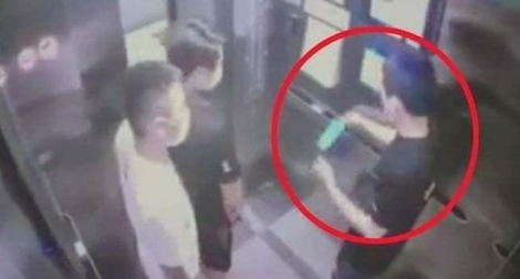 Triệu tập, xử lý nam thanh niên khạc nhổ ra thang máy chung cư