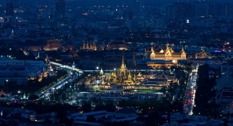 Hàng nghìn người dân Thái Lan đội mưa chờ đưa tiễn Vua Bhumibol