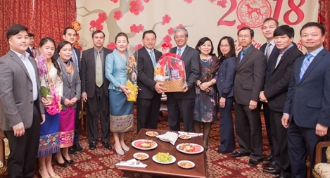 Đại sứ Lào tại Mỹ chúc tết Đại sứ quán Việt Nam tại Mỹ