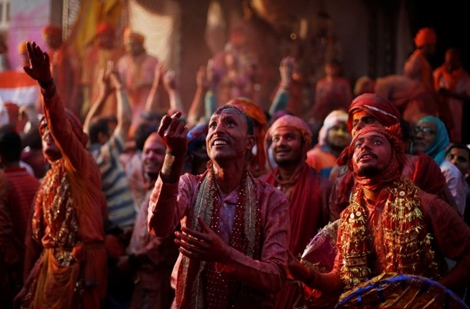 Hòa mình vào biển sắc màu trong lễ hội Holi Ấn Độ