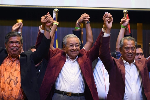 Cựu Thủ tướng Malaysia "quay trở lại" với chiến thắng vang dội