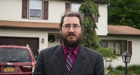 Nam thanh niên bị bố mẹ đẻ kiện vì "bám váy" mẹ