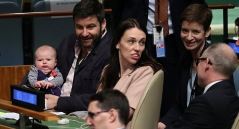 Nữ Thủ tướng New Zealand gây sốt khi bế con đến họp LHQ