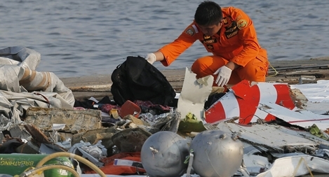 Tìm thấy hộp đen chiếc máy bay rơi xuống biển Indonesia
