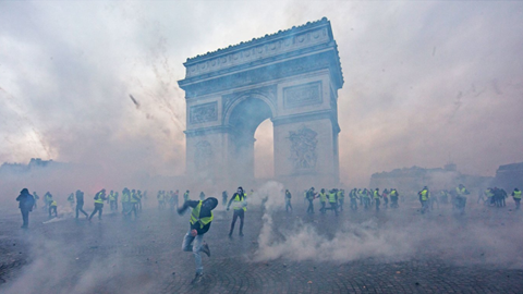 Xót xa nhìn Khải Hoàn Môn tiêu điều hậu "cuối tuần đen tối'' tại Pháp