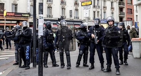 Cảnh sát Pháp gây sốt vì "cử chỉ lạ" với phe áo vàng giữa làn sóng biểu tình 